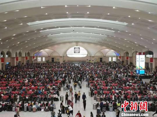 图为哈尔滨火车站候车大厅。(哈铁提供)