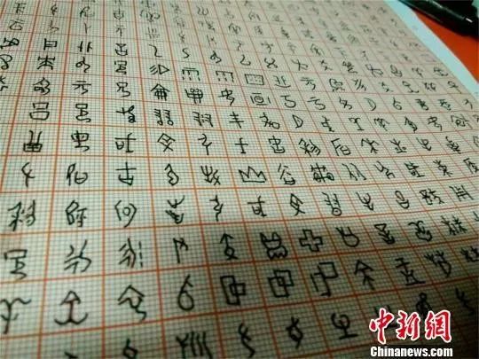　资料图：武汉一高校教师采用甲骨文教学，图为学生临摹甲骨文的作业。王文 摄
