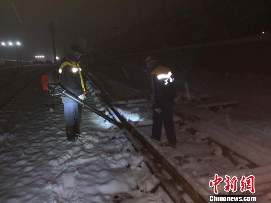 图为铁路工人夜间除雪。　王光辉 摄