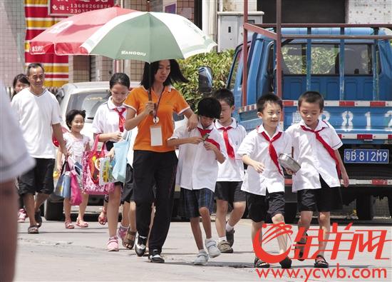 不少学生仍选择校外接送站