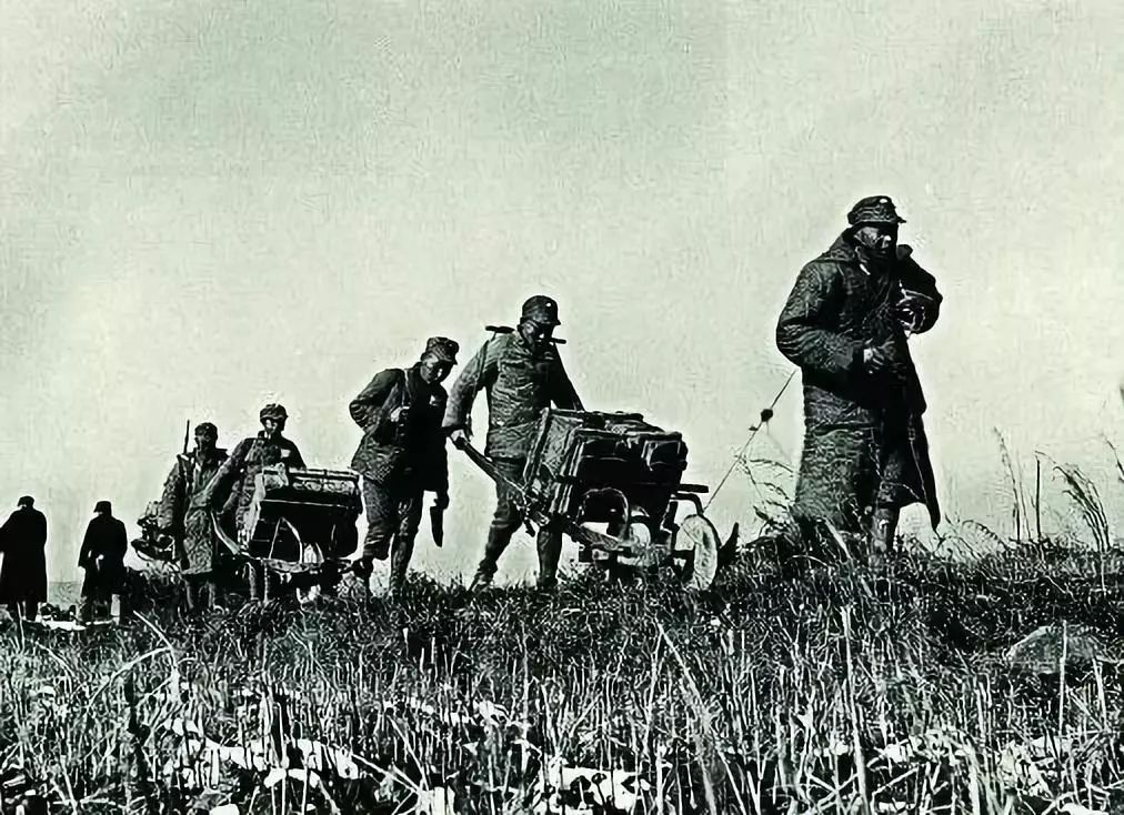 中国有一支军队,打内战像弱鸡,打日本人像疯狗