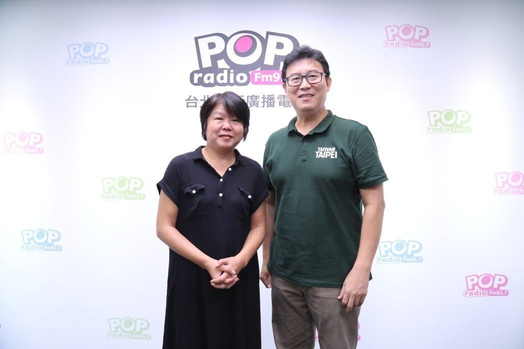 姚文智(右)与节目主持人黄光芹(图片来源:POP redio)