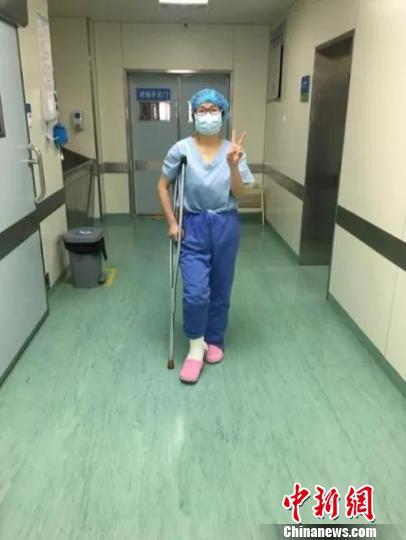女医生脚部骨折打着石膏做手术:不愿辜负病人信任