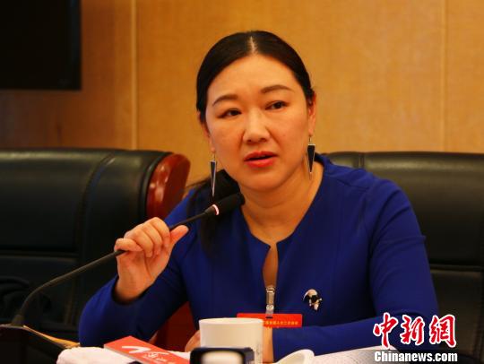 全国人大代表、温州市文联副主席蒋胜男 汪恩民 摄