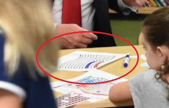 特朗普和小朋友一起画美国国旗 出了个大糗