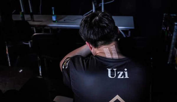 Uzi女友晒小狗身体状况 身体严重透支，超实际年龄10年