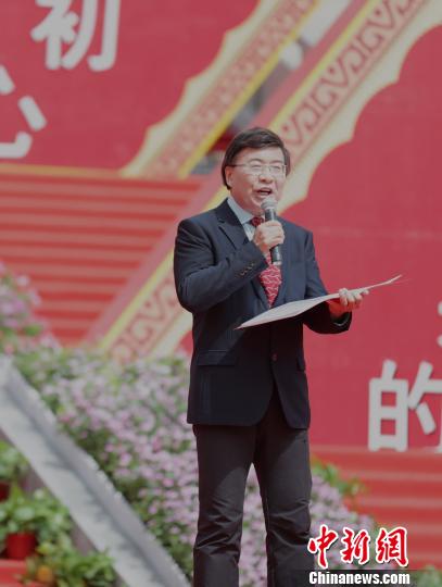 中央广播电视总台体育评论员韩乔生朗诵《西行漫记》(节选)。 杨迪 摄