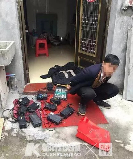 大B神脱口秀:初中生菜园蹲点蹭WIFI玩吃鸡游戏,被警察误认偷鸡贼