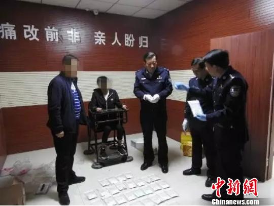 图为警方审讯犯罪嫌疑人。 王成军 摄