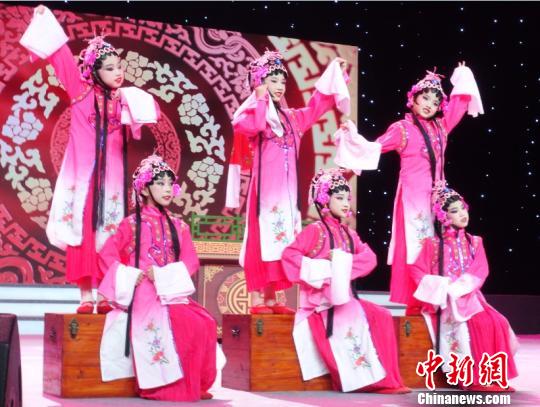 图为:杭州市两岸少儿幸福音乐会现场 钱晨菲 摄