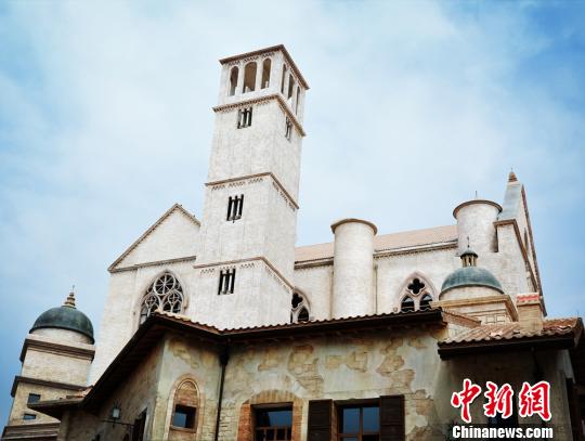 “意大利小鎮”採用電影美學手法1:1復刻的意大利建築。