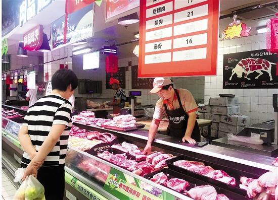杭州市民正在选购平价猪肉。浙江新闻客户端记者施力维 摄