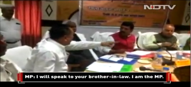 【蜗牛棋牌】为了一块石头 印度两名议员当记者面抡鞋互殴(图)