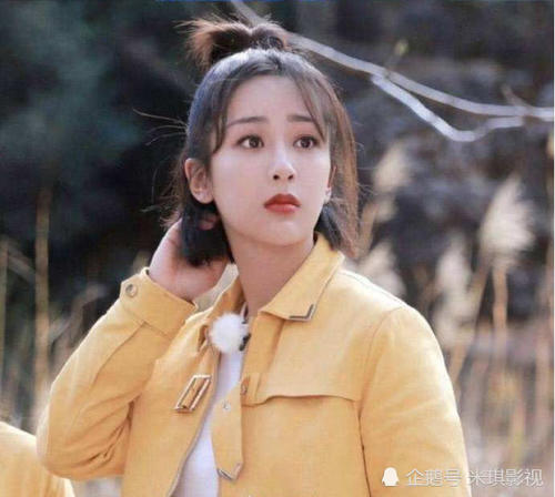 杨紫为减掉大象腿,坚持做两个动作,难怪坐着也