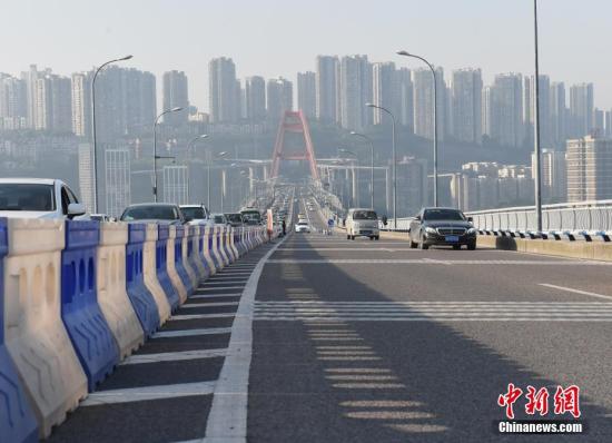 4月17日,重庆市交巡警总队在该市菜园坝大桥去往两路口方向设置了“共享位移转换道”,为市民早高峰出行节省时间。当日,重庆开通全国首创环道内顺逆融合车道,不仅是向时间、空间要通行率,也是在环道形成的“顺时针”和“逆时针”两种通行方式,共同存在的“共享位移转换道”基础上提高车流量通行率。重庆市交巡警总队秩序支队相关负责人表示,经多方实地勘查、试验检测,在环道内让车辆逆行变道,减少环道内车辆交织量叠加,从而提升交通枢纽运转率这种方式在全国属首次。 周毅 摄