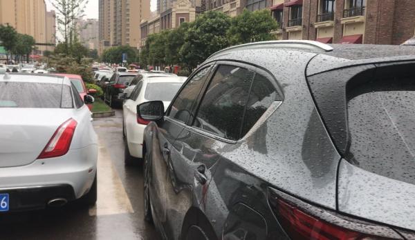 下雨天購房客戶遞交購房審核資料