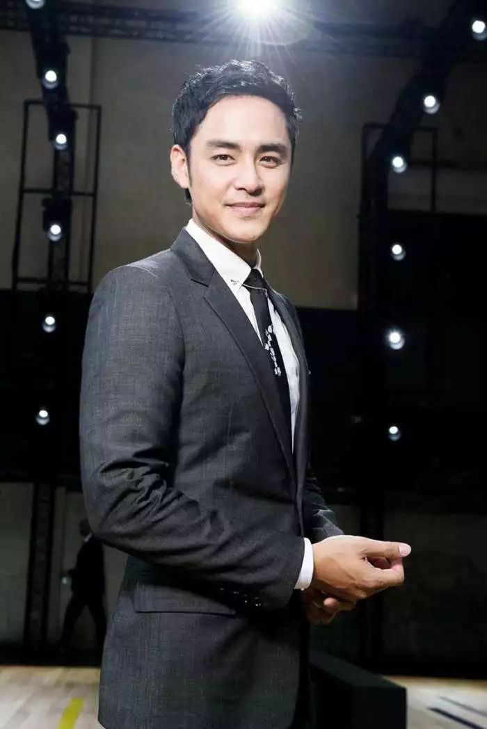 【揭秘】身价上亿的明道为何陪母亲摆地摊,背后的故事令人心酸