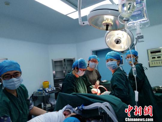春节假期妇产科手术室内应接不暇。 王景巍 摄