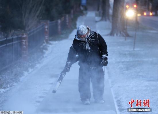 美国变成“大冰箱”：雪中赛事不停 铁轨开始烤火