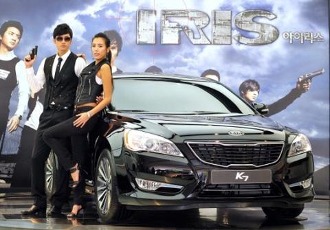 韩国谍战剧《IRIS》的海报，背景是韩国品牌起亚K7。