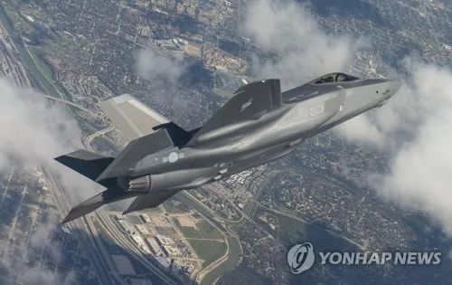 ▲当地时间3月28日，在美国德克萨斯州，韩国第一架F-35A隐形战斗机进行试飞。（韩联社）