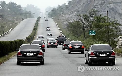 资料图:2007年10月2日,韩国前总统卢武铉一行车辆经由京义线公路赴朝。(图片来源:韩联社)