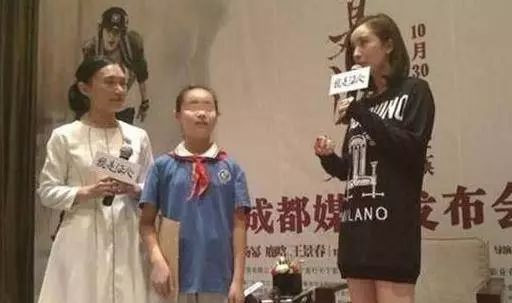 ▲2015年10月21日成都的一次路演时,杨幂透露为盲人捐赠了100只盲杖和50台盲人打字机。