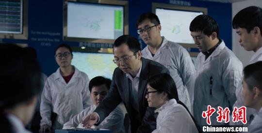 图说:王暾与科员人员。 钟欣 摄