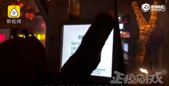 流浪汉没钱买手机,改造电话亭蹭网打游戏,网友:不要惹程序员!