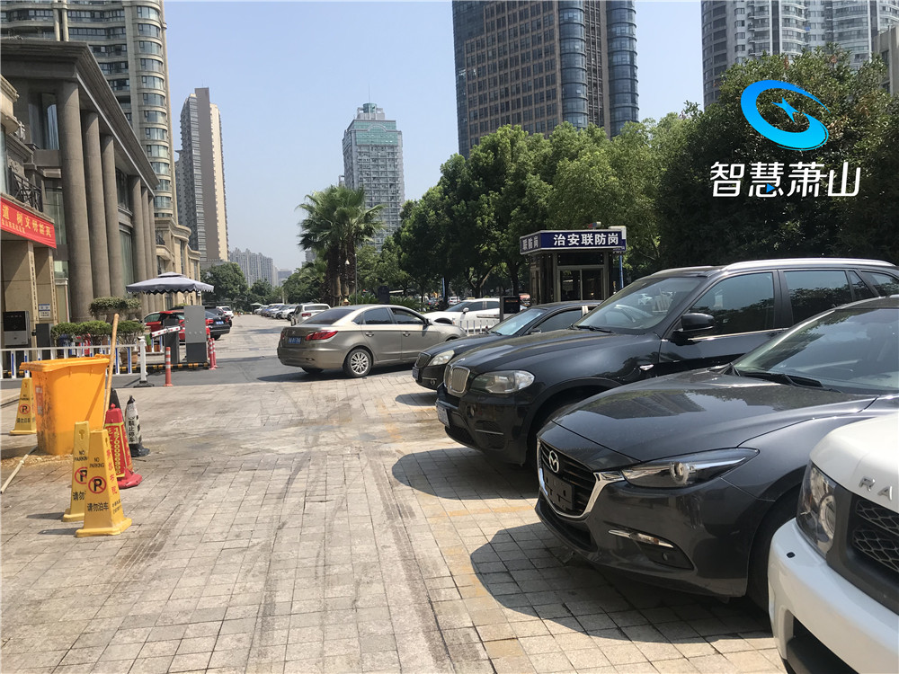 萧山某广场外来车辆停车一小时50元,如此收费