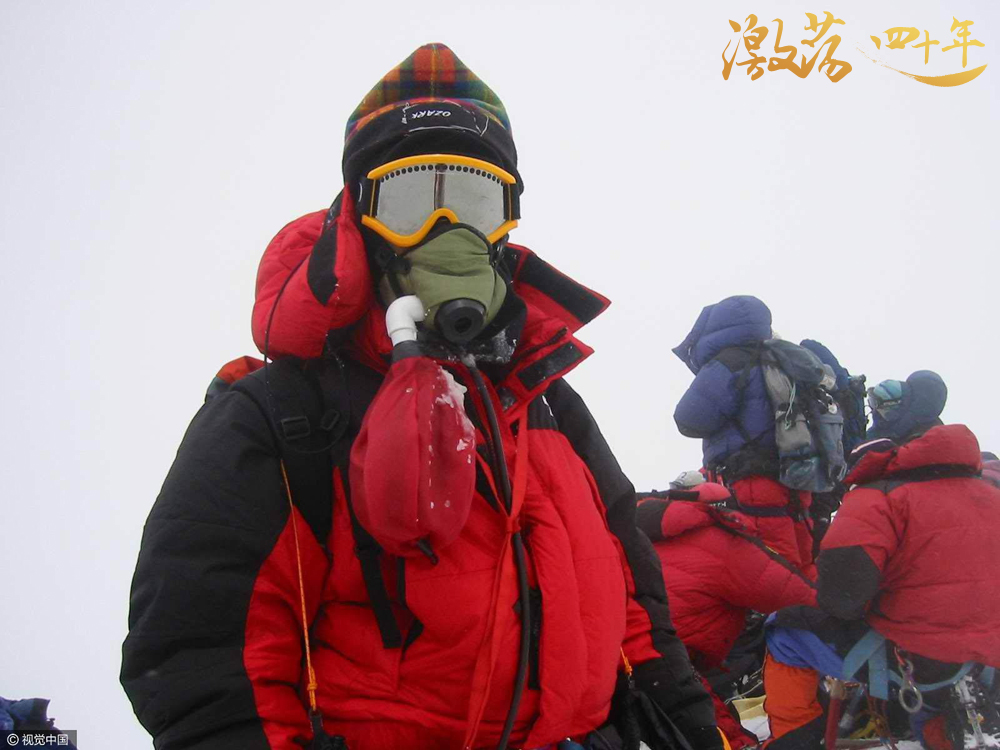 图为王石等中国珠峰登山队B组3名队员于2003年5月22日14时50分至15时30分先后登上珠穆朗玛峰。 图片来源：视觉中国