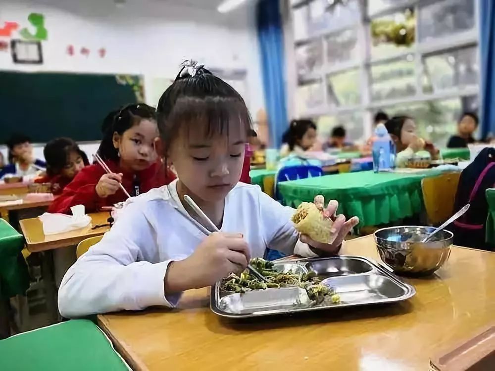 "我喜欢在学校吃饭!" 中小学生午餐配送追踪:惠民工程