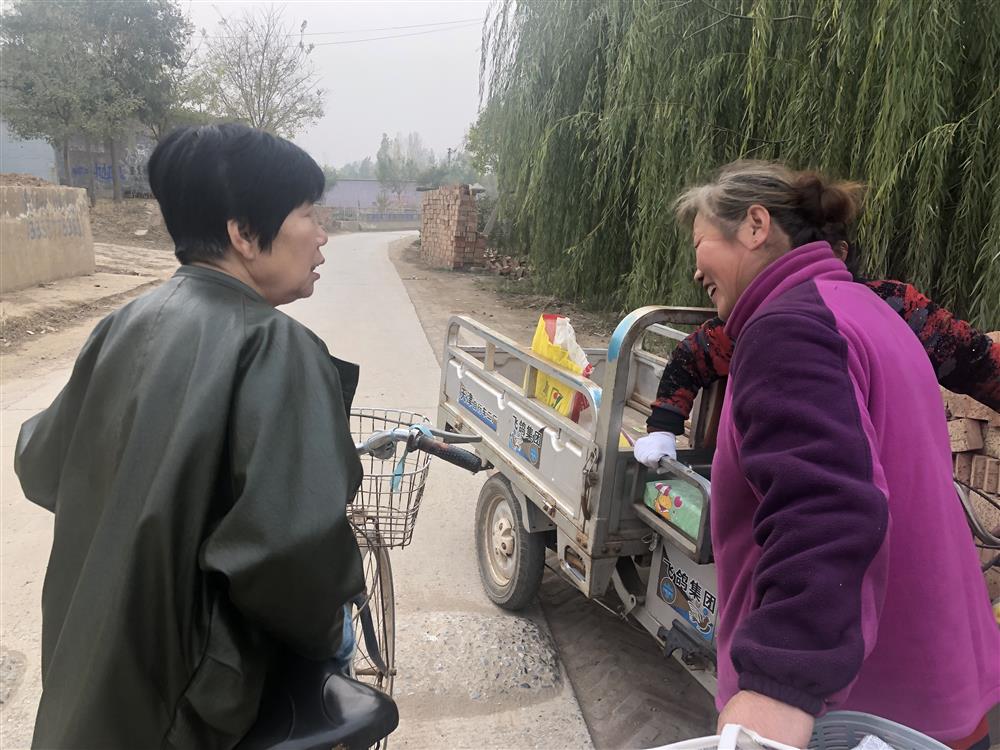  11月9日林福敬在村道上遇到了一位邻村想在直播间给儿子相亲的母亲。 杨书源 摄