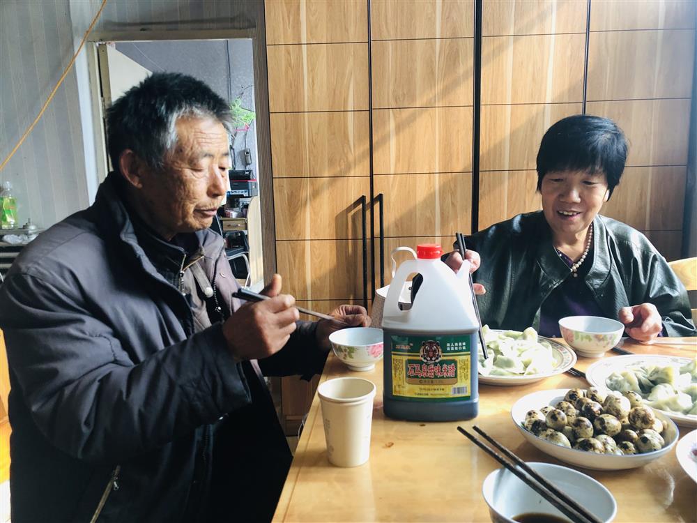 11月9日中午林福敬和老伴在家中包饺子吃。 杨书源 摄