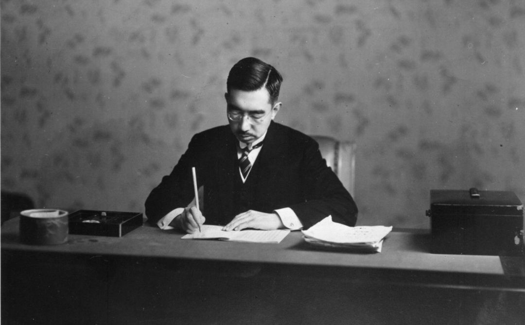 日本天皇裕仁去世，邀中国参加葬礼，中国:去可以，先答应一个条件!