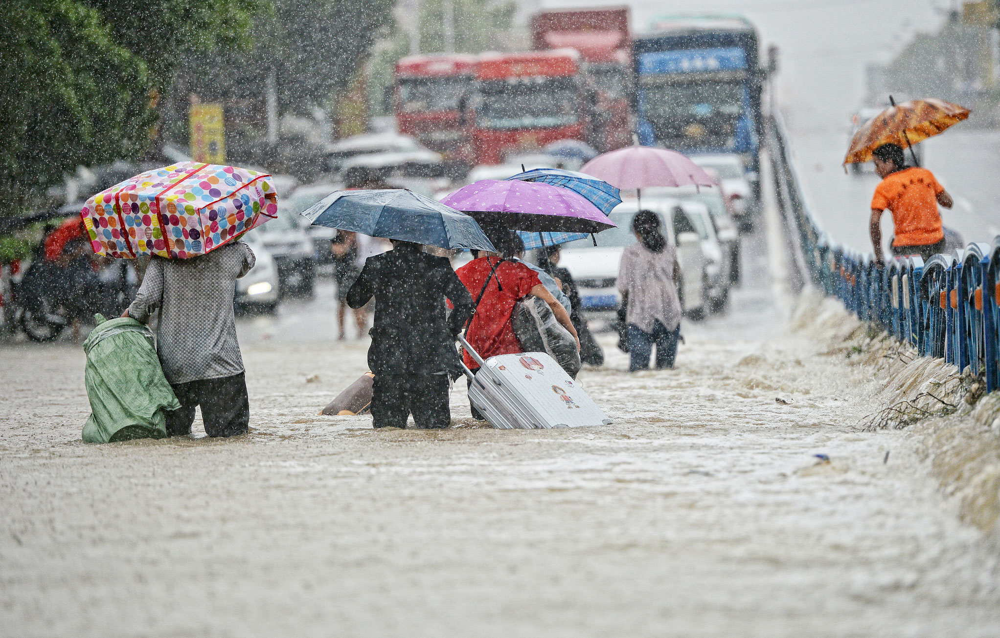 湖南江华县遭50年一遇暴雨袭击！20村进水 造成1死4失联！_凤凰网视频_凤凰网