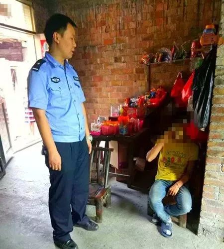 办案民警对涉事嫌疑人进行教育批评民警提示