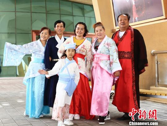 游客穿上汉服,体验不一样的文化之旅。 杨迪 摄