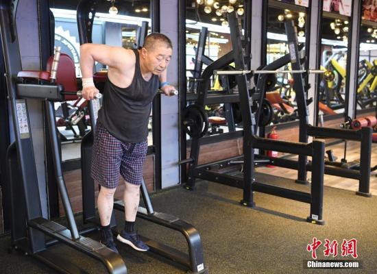 资料图:长春患癌老人刘敬伟坚持健身13年,练出健康成年轻人偶像。张瑶 摄
