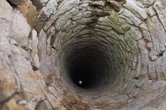 专家冒死潜入“鬼井”,发现数十件国宝,并揭开一历史奇闻