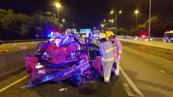 香港一旅游大巴与的士相撞 致3死32伤