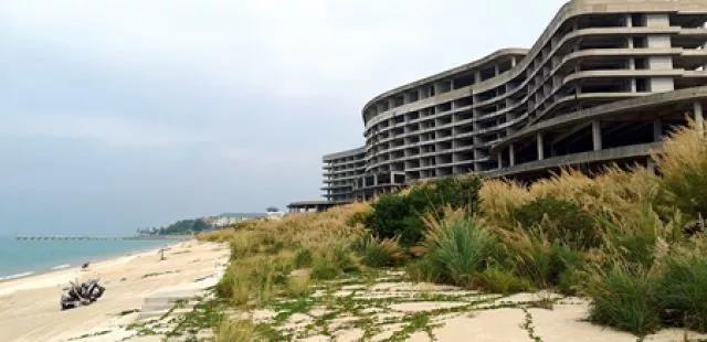 停工中的惠州市巽寮湾海宸世家项目 本文图片均来自“瞭望智库”微信公众号