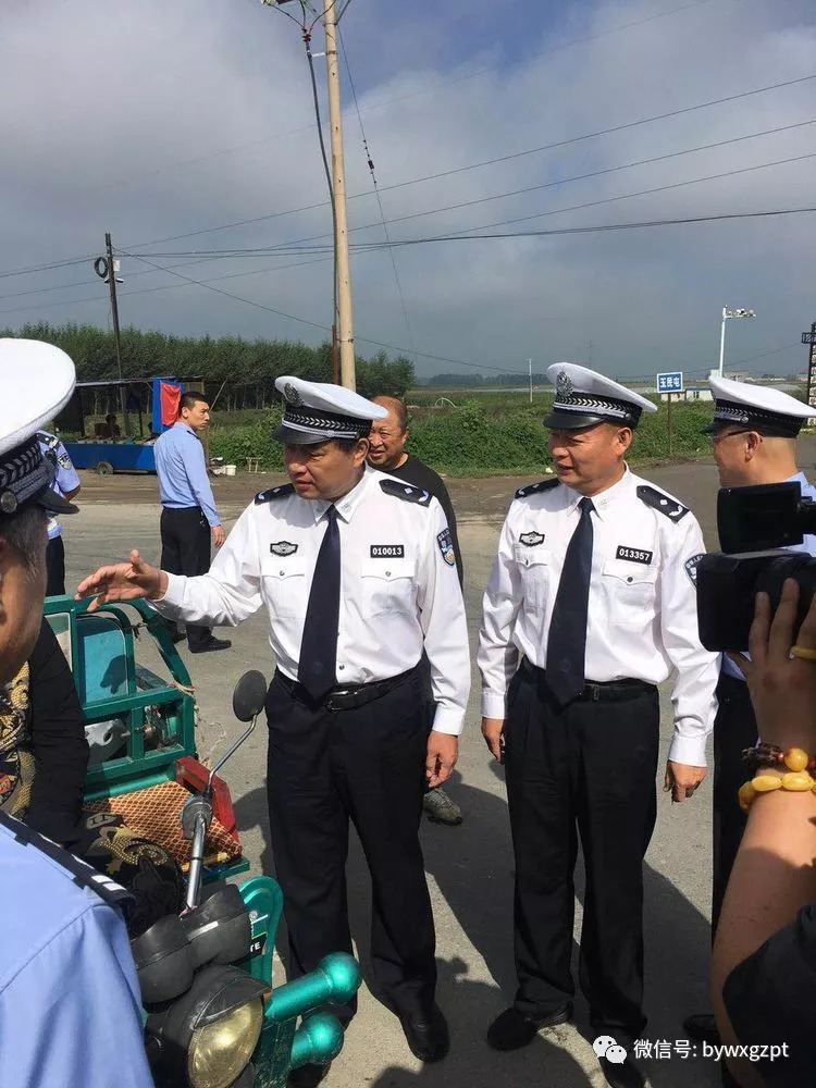 哈尔滨市交警支队支队长常铁森一行深入巴彦县开展秋季道路交通事故