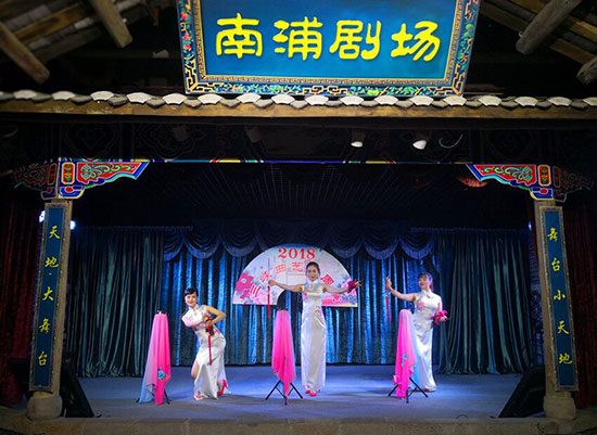 四川清音三角梅演绎万州美好生活 观众大呼过