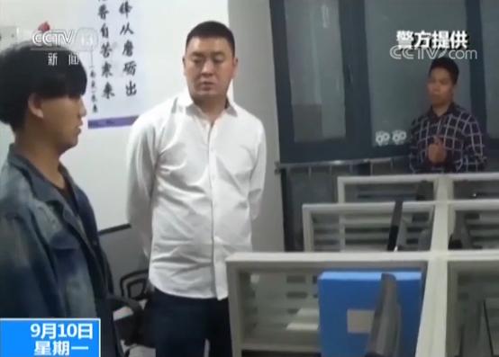 民警:你就是假装成女的,和男的聊天?
