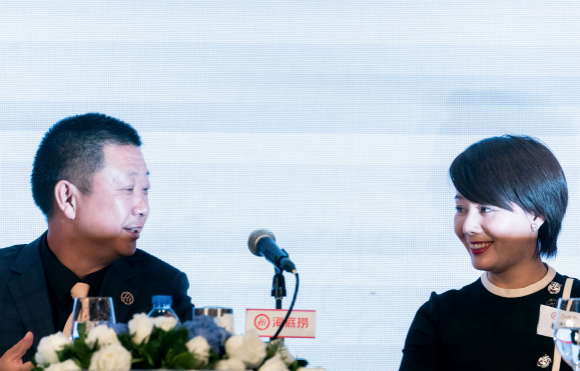 2018年9月11日,杨利娟(右)和张勇在海底捞的全球招股新闻发布会上。图片来源:视觉中国