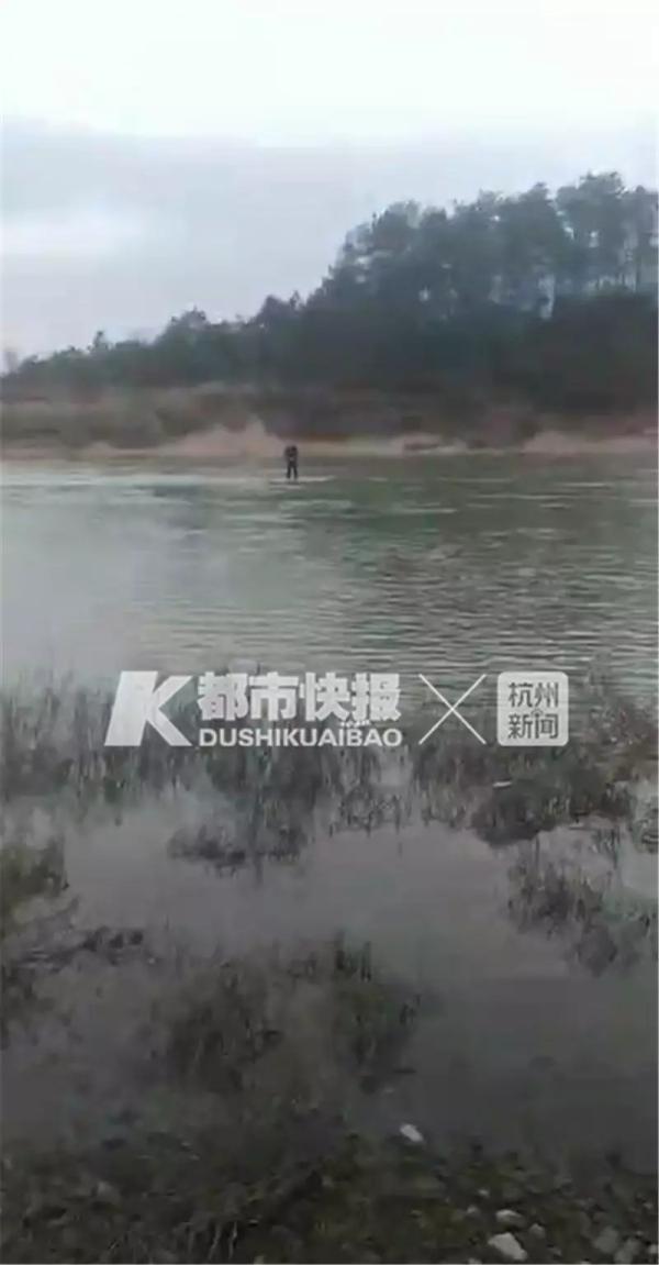 男子开越野车过河车被冲走 妻女遗体17天后找到