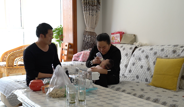 女儿的降生让巩贝和贺飞艳倍感幸福 视频|梁家河的春天|陕北乡村爱情故事