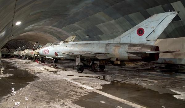 資料圖片:隱藏在地下基地中的米格-21機羣。(圖片來源於網絡)