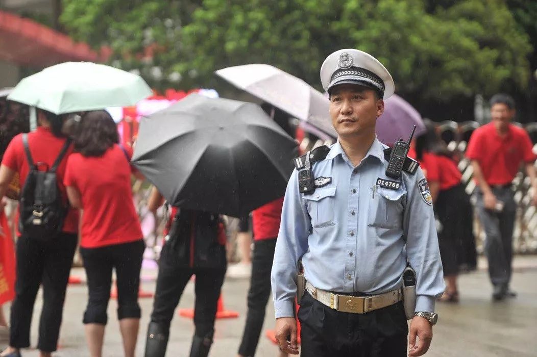 闹剧!广东交警暴雨中护送高考生,反被家长投诉